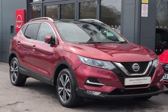 Nissan Qashqai 1.3 DiG-T N-Connecta with Panoramic Glass Roof