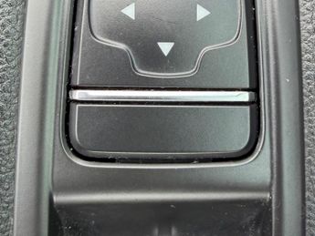 Renault Clio 0.9 TCe Iconic Euro 6 (s/s) 5dr