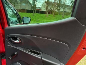 Renault Clio 0.9 TCe Iconic Euro 6 (s/s) 5dr