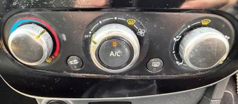 Renault Clio 0.9 TCe Iconic Euro 6 (s/s) 5dr