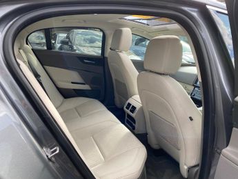 Jaguar XE 2.0d Portfolio Auto Euro 6 (s/s) 4dr