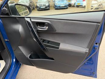 Toyota Auris 1.8 VVT-h Design CVT Euro 6 (s/s) 5dr