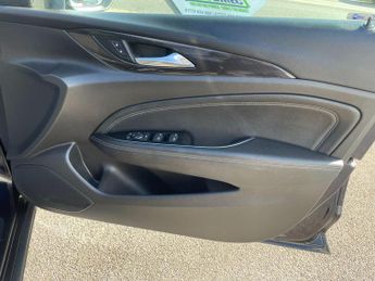 Vauxhall Insignia 2.0 Turbo D BlueInjection SRi Nav Sports Tourer 5dr Diesel Auto 