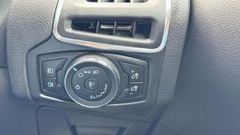 Ford Focus 1.6 Zetec Navigator Euro 5 5dr