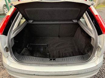 Ford Focus 1.6 Ghia 5dr