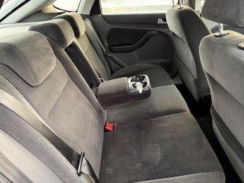 Ford Focus 1.6 Ghia 5dr