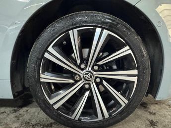 Toyota Corolla 1.8 VVT-h Design CVT Euro 6 (s/s) 5dr