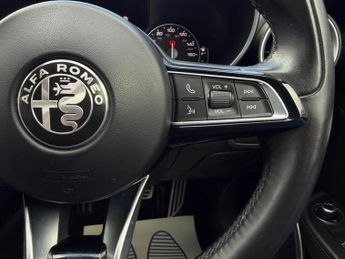 Alfa Romeo Giulia 2.2 TD Lusso Ti Auto Euro 6 (s/s) 4dr