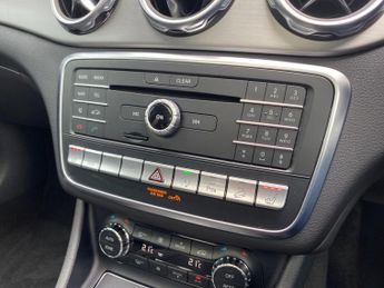 Mercedes-Benz GLA 2.1 GLA200d AMG Line (Premium Plus) 7G-DCT 4MATIC Euro 6 (s/s) 5