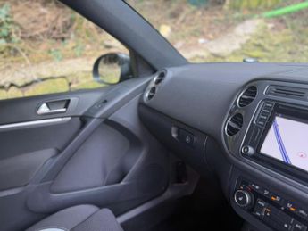 Volkswagen Tiguan 2.0 TDI BlueMotion Tech R-Line DSG 4WD Euro 5 (s/s) 5dr