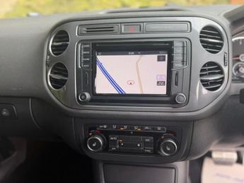 Volkswagen Tiguan 2.0 TDI BlueMotion Tech R-Line DSG 4WD Euro 5 (s/s) 5dr