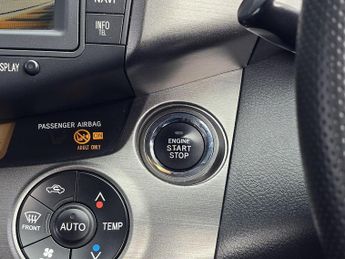 Toyota RAV4 2.2 D-CAT SR SUV 5dr Diesel Auto 4WD Euro 5 (150 ps)