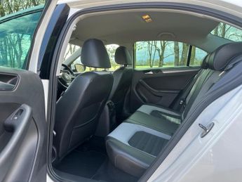 Volkswagen Jetta 2.0 TDI Sport DSG Euro 5 4dr