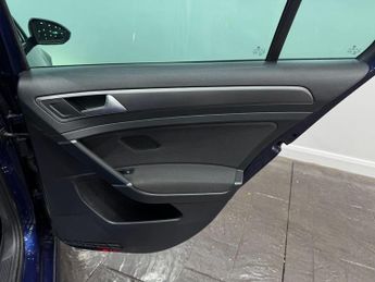 Volkswagen e-Golf 35.8kWh e-Golf Auto 5dr