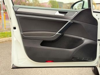 Volkswagen e-Golf 35.8kWh e-Golf Hatchback 5dr Electric Auto (136 ps)