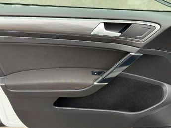 Volkswagen e-Golf 35.8kWh e-Golf Hatchback 5dr Electric Auto (136 ps)