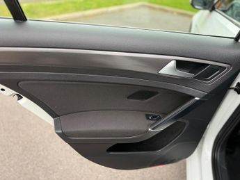 Volkswagen e-Golf 35.8kWh e-Golf Hatchback 5dr Electric Auto (136 ps)