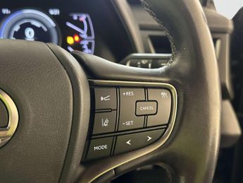 Lexus UX 2.0 250h SUV 5dr Petrol Hybrid E-CVT Euro 6 (s/s) (184 ps)