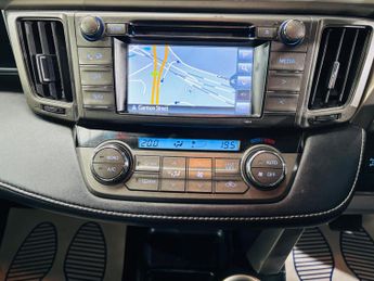 Toyota RAV4 2.2 D-CAT Invincible Auto 4WD Euro 5 5dr