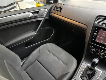Volkswagen e-Golf 35.8kWh e-Golf Auto 5dr