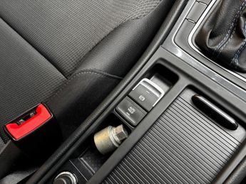 Volkswagen e-Golf 35.8kWh e-Golf Auto 5dr