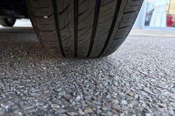 Toyota Yaris 1.5 VVT-h Design E-CVT Euro 6 (s/s) 5dr