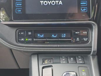 Toyota Auris 1.8 VVT-h Business Edition CVT Euro 6 (s/s) 5dr (Safety Sense)