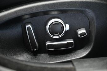 JAGUAR XE 2.0d Portfolio Saloon 4dr Diesel Auto Euro 6 (s/s) (180 ps) +FRE