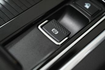 JAGUAR XE 2.0d Portfolio Saloon 4dr Diesel Auto Euro 6 (s/s) (180 ps) +FRE