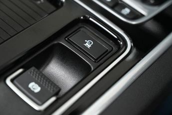 JAGUAR XE 2.0d Portfolio Saloon 4dr Diesel Auto Euro 6 (s/s) (180 ps) +FRE