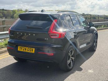 Volvo XC40 2.0 B3 MHEV Plus Dark DCT Auto Euro 6 (s/s) 5dr