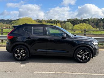 Volvo XC40 2.0 B3 MHEV Plus Dark DCT Auto Euro 6 (s/s) 5dr