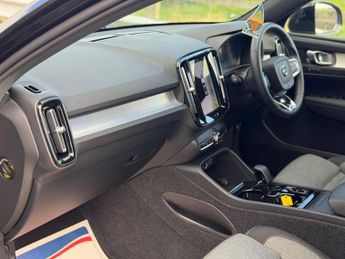 Volvo XC40 2.0 B3 MHEV Plus Dark DCT Auto Euro 6 (s/s) 5dr