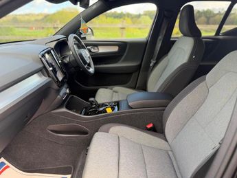 Volvo XC40 2.0 B3 MHEV Plus Dark DCT Auto Euro 6 (s/s) 5dr