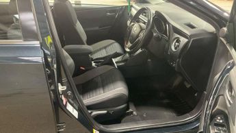 Toyota Auris 1.8 VVT-h Business Edition CVT Euro 6 (s/s) 5dr (Safety Sense)