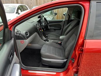 Ford Focus 1.8 Titanium 5dr