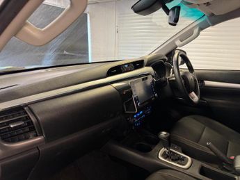 Toyota Hilux 2.8 D-4D Invincible Auto 4WD Euro 6 (s/s) 4dr