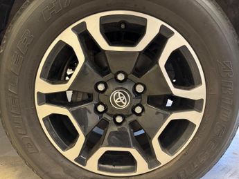 Toyota Hilux 2.8 D-4D Invincible Auto 4WD Euro 6 (s/s) 4dr