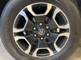 Toyota Hilux 2.8 D-4D Invincible Auto 4WD Euro 6 (s/s) 4dr