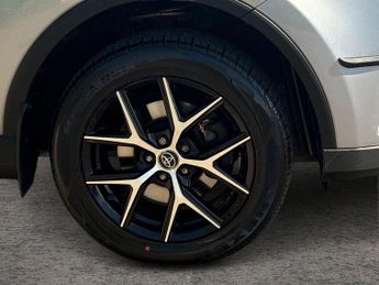 Toyota RAV4 2.5 VVT-h Design SUV 5dr Petrol Hybrid CVT 4WD Euro 6 (s/s) (197