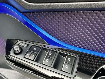Toyota C-HR 1.8 C-HR-Dynamic HEV CVT 5dr