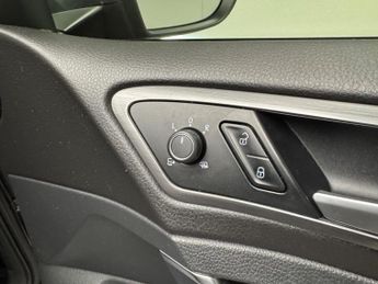 Volkswagen e-Golf 35.8kWh e-Golf Auto 5dr
