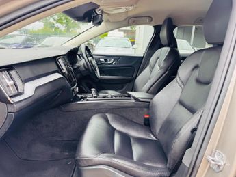 Volvo V60 2.0 B4 MHEV Momentum Auto Euro 6 (s/s) 5dr