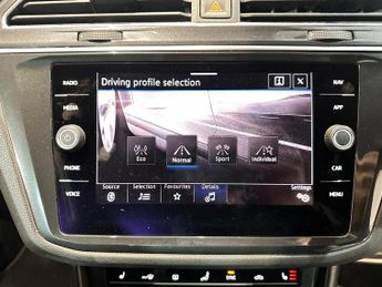 Volkswagen Tiguan 2.0 TDI R-Line Tech DSG Euro 6 (s/s) 5dr