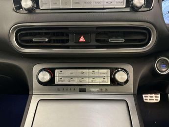 Hyundai KONA 64kWh Premium SUV 5dr Electric Auto (10.5kW Charger) (204 ps)