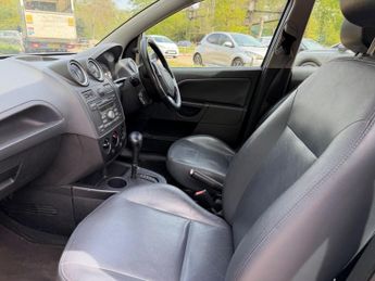 Ford Fiesta 1.6 Ghia 5dr