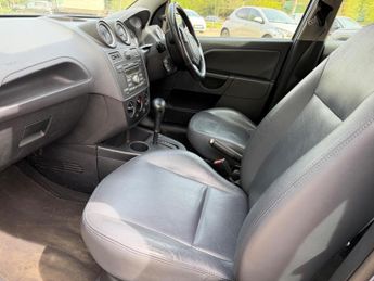 Ford Fiesta 1.6 Ghia 5dr