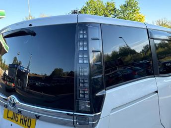 Toyota Noah TOYOTA NOAH VOXY HYBRID AUTO 1.8 PETROL