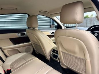 Jaguar XF 2.2 XF Luxury D Auto 4dr