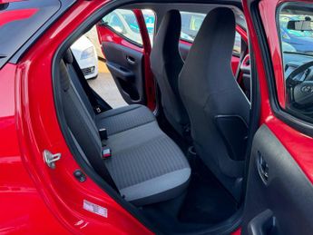 Toyota AYGO 1.0 VVT-i x-play Hatchback 5dr Petrol x-shift Euro 6 (71 ps)